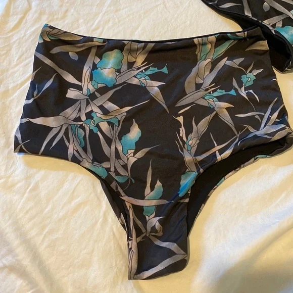 Bathing suit - Picture 2 of 5